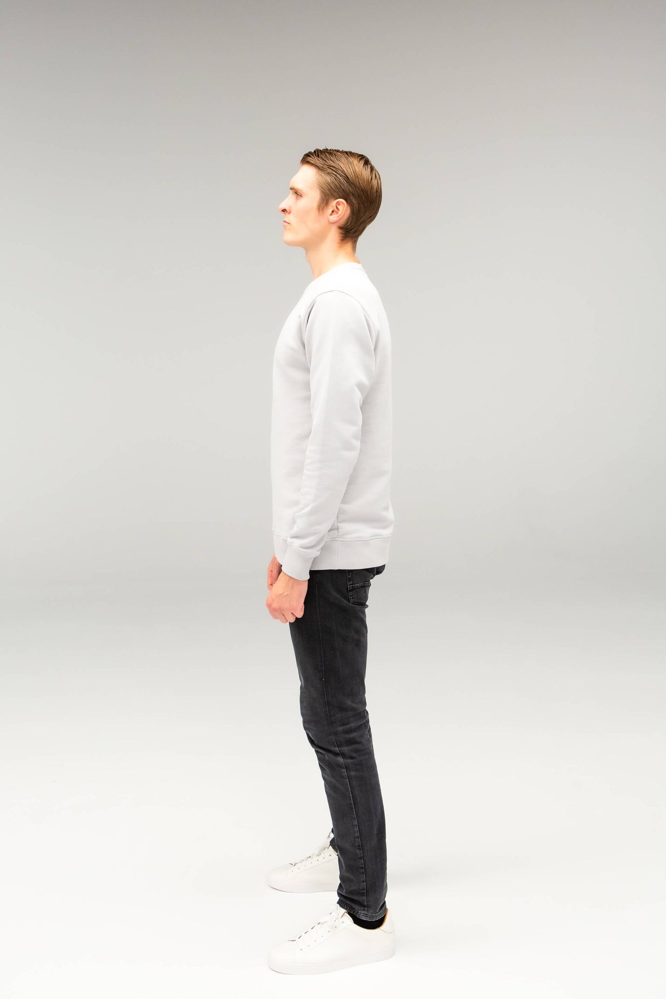 The Tall Sweatshirt - TALLFITS - Grauer Sweater für lange Männer ab 2 Meter Seitenansicht Modell